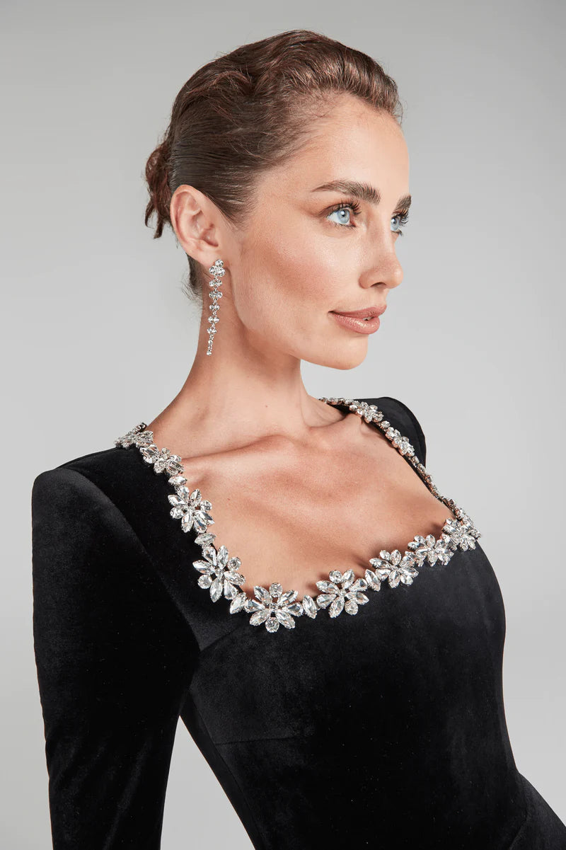 Emilia - Chic Velvet Dress Featuring a Square Neckline