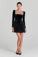 Emilia - Chic Velvet Dress Featuring a Square Neckline